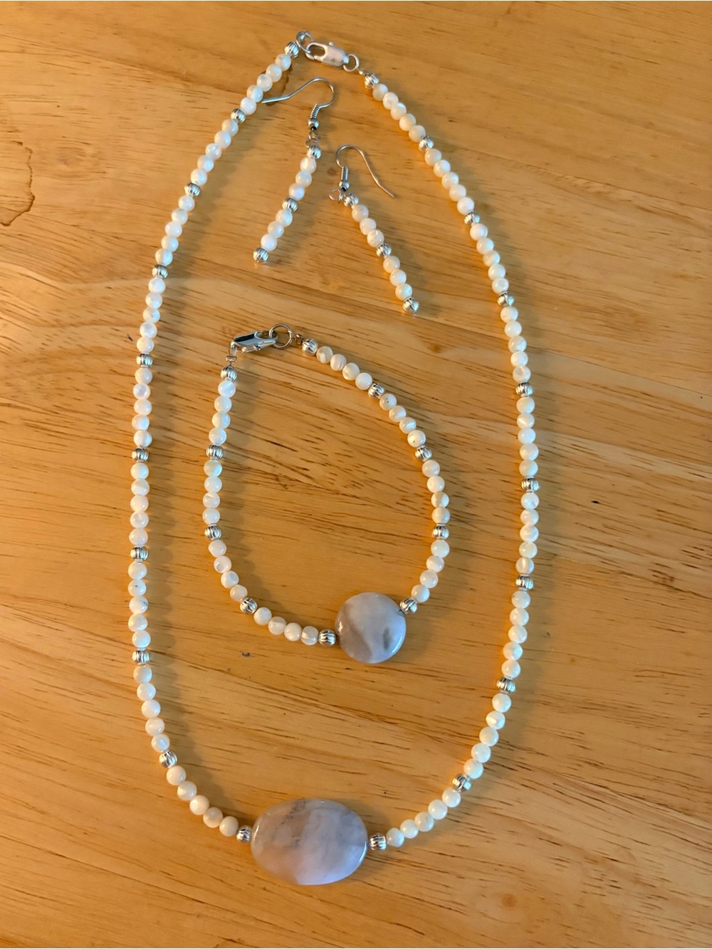 0185) Mother of Pearl and Agate,Necklace, Bracelet & Earring Set